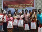 Masyarakat-penerima-Bansos-Presiden-RI-setelah-disalurkan-Kodim-1710Mimika.-Foto.-Pendam-XVIICenderawasih