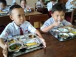 para-siswa-sd-n-02-malangjiwan-saat-menikmati-menu-makanan-d-c9jf
