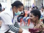 eorang-ibu-mendapatkan-pemeriksaan-kesehatan-gratis